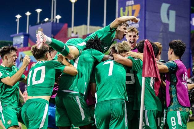 Fußball, U17 WM, Irland - Kanada 2025 FIFA Under 17 World Cup Round Of 32, Aspire Zone Pitch 4, Doha, Qatar 14 11 2025 Republic of Ireland vs Canada Ireland s players celebrate after Michael Noonan scores his sides first goal of the match Ireland s players celebrate after Michael Noonan scores his sides first goal of the match 14 11 2025  Copyright: x INPHOx IMG_6124