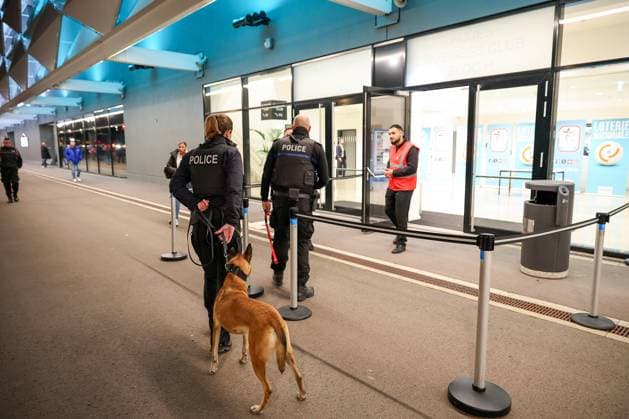 14 11 2025, Football, International match, World Cup Qualification Europe, Germany Luxembourg, Stade de Luxembourg Croix de Gasperich, Luxembourg , 9 Matchday, Season 2025 2026 Police officers of the dog squad enter the stadium Police officers Police operation Police dog search Regulations prohibit any use of photographs as image sequences and or quasi video Luxembourg