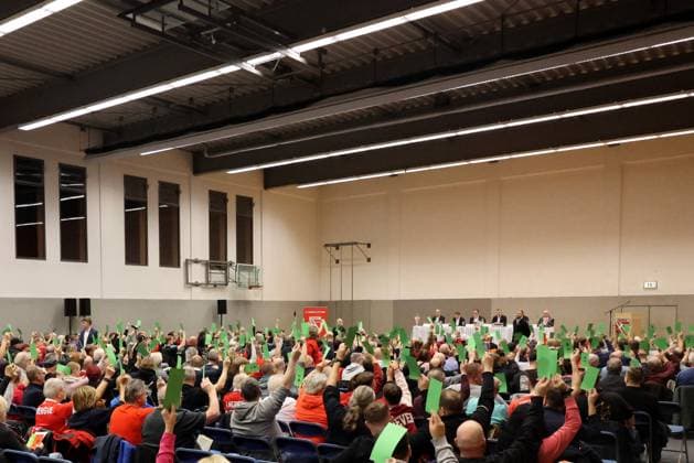 The members vote in favor of a motion Football 3 League 2025 2026 FC Energie Cottbus Annual General Meeting