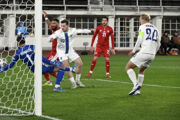 Malta s goalkeeper Henry Bonello (L) tries to stop Finland s attack of Benjamin Källman (19) and Joel Pohjanpalo during the FIFA World Cup, WM, Weltmeisterschaft, Fussball 2026 Group G European qualification football match between Finland and Malta in Helsinki, Finland, on November 14, 2025. Background Malta s Enrico Pepe (13) and Juan Corbalan (21). Helsinki Finland LKFTJK20251114190646XHPZ  Copyright: xHeikkixSaukkomaax LKFTJK20251114190646XHPZ