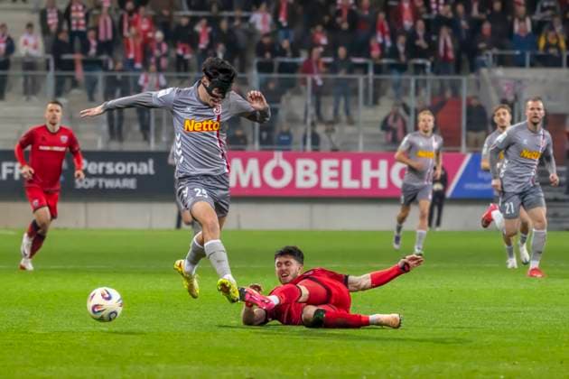 Ingolstadt, Germany 14 November 2025 Toto Cup 1 4 Final 2025 2026 FC Ingolstadt 04 vs SSV Jahn Regensburg In the picture from left in the duel Nicolas Oliveira SSV and Linus Rosenlöcher Rosenloecher FCI Audi Sportpark Bayern Copyright: xFotostandx xSchäferx