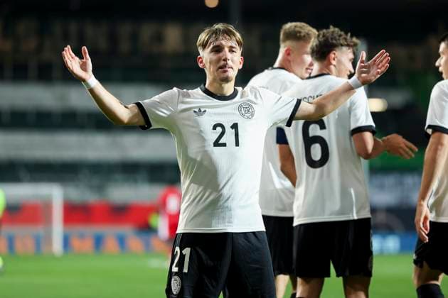 Lennart Karl (Germany) bejubelt seinen Treffer zum 2:0, UEFA Under21 Championship - Group F MD 6, Germany U21, U 21 v Malta U21, Sportpark Ronhof Thomas Sommer am 14. November 2025 in Fuerth, Deutschland. (Foto von Marco Steinbrenner DeFodi Images) Lennart Karl (Germany) celebrates after scoring his teams second goal, UEFA Under21 Championship - Group F MD 6, Germany U21 v Malta U21, Sportpark Ronhof Thomas Sommer, November 14, 2025 in Furth, Germany. (Photo by Marco Steinbrenner DeFodi Images) DFB DFL REGULATIONS PROHIBIT ANY USE OF PHOTOGRAPHS AS IMAGE SEQUENCES AND OR QUASI-VIDEO. *** Lennart Karl Germany celebrates his goal for 2 0, UEFA Under21 Championship Group F MD 6, Germany U21 v Malta U21, Sportpark Ronhof Thomas Sommer, November 14, 2025 in Furth, Germany Photo by Marco Steinbrenner DeFodi Images Lennart Karl Germany celebrates after scoring his teams second goal, UEFA Under21 Championship Group F MD 6, Germany U21 v Malta U21, Sportpark Ronhof Thomas Sommer, November 14, 2025 in Furth, Germany Photo by Marco Steinbrenner DeFodi Images DFB DFL REGULATIONS PROHIBIT ANY USE OF PHOTOGRAPHS AS IMAGE SEQUENCES AND OR QUASI VIDEO