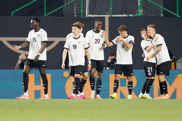 Cheers after the goal to 2 0, cheering, cheering, cheering, cheering, cheers after the goal, cheering, celebrated, cheers, cheering, emotions around the goal scorer, Scorer Lennart Karl Germany, 21 2 v r November 14, 2025, Football, U21 European Championship Qualification, Germany Malta, GER, Fuerth, Sportpark Ronhof Copyright: HMBxMedia xHeikoxBecker