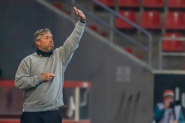 Ingolstadt, Germany 14 November 2025 Toto Cup 1 4 Final 2025 2026 FC Ingolstadt 04 vs SSV Jahn Regensburg In the picture coach Michael Wimmer SSV gesticulates on the pitch Audi Sportpark Bayern Copyright: xFotostandx xSchäferx