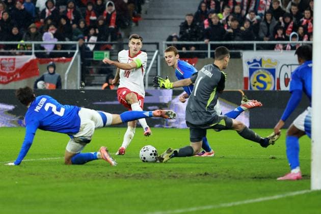 Fußball, U21 EM Quali, Polen - Italien SZCZECIN 14.11.2025 MECZ ELIMINACJI MLODZIEZOWYCH MISTRZOSTW EUROPY U21, U 21 POLSKA - WLOCHY --- UEFA EUROPEAN UNDER-21 CHAMPIONSHIP 2027 QUALIFYING ROUND FOOTBALL MATCH: POLAND - ITALY NZ TOMASZ PIENKO 10 PRZED SZANSA NA GOLA FOT. KRZYSZTOF CICHOMSKI NEWSPIX.PL --- newspix.pl 
