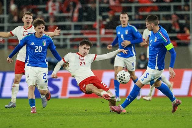 Fußball, U21 EM Quali, Polen - Italien 14.11.2025 SZCZECIN , STADION IM. FLORIANA KRYGIERA PILKA NOZNA (FOOTBALL) UEFA ELIMINACJE MISTRZOSTW EUROPY U21, U 21 (UEFA UNDER 21 CHAMPIONSCHIP QUALIFYING ROUND ) MECZ POLSKA - WLOCHY ( POLAND - ITALY ) NZ (L) MATTEO DAGASSO ,, (C) MARCEL REGULA , (R) LUCA LIPANI FOTO JAKUB PIASECKI CYFRASPORT NEWSPIX.PL --- newspix.pl 