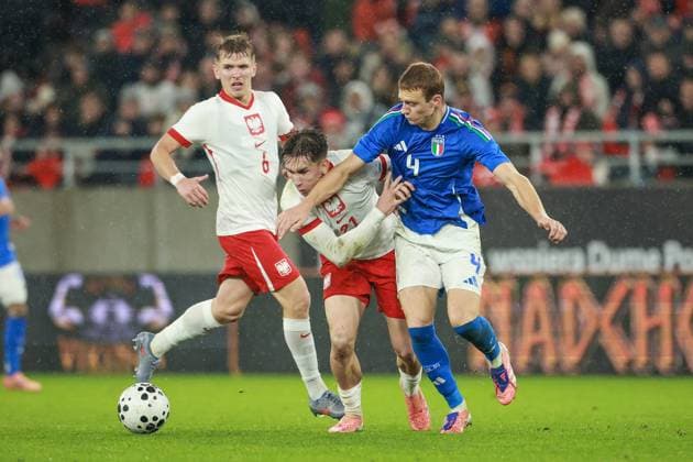 Fußball, U21 EM Quali, Polen - Italien 14.11.2025 SZCZECIN , STADION IM. FLORIANA KRYGIERA PILKA NOZNA (FOOTBALL) UEFA ELIMINACJE MISTRZOSTW EUROPY U21, U 21 (UEFA UNDER 21 CHAMPIONSCHIP QUALIFYING ROUND ) MECZ POLSKA - WLOCHY ( POLAND - ITALY ) NZ MARCEL REGULA , (R) COMUZZO , (L) ANTONI KOZUBAL FOTO JAKUB PIASECKI CYFRASPORT NEWSPIX.PL --- newspix.pl 