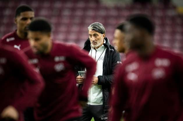 GENEVA SWITZERLAND, 20251114 Swiss national coach Murak Yakin as the Swiss mens national soccer team trains at the Stade de Geneve ahead of the World Cup qualifier against Sweden tomorrow GENEVA SWITZERLAND x10050x  Copyright: xPontusxLundahl TTx SCHWEIZ FOTBOLLSLANDSLAG