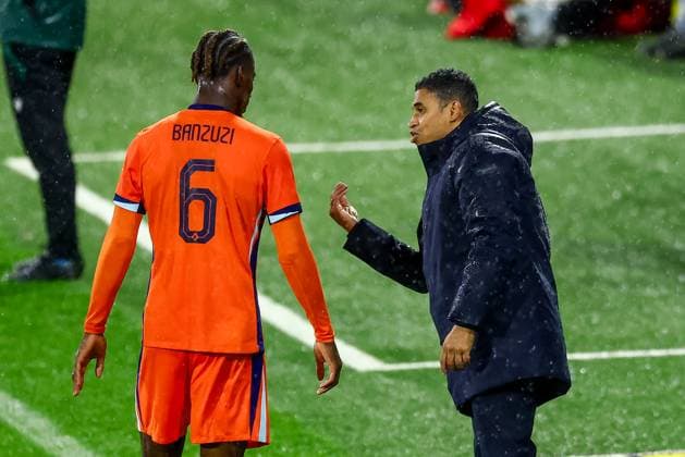 Fußball, U21, EM Quali, Niederlande - Slowenien 2025-11-14 Netherlands U21, U 21 v Slovenia U21 - UEFA European Under-21 Championship Qualifying LEEUWARDEN, NETHERLANDS - NOVEMBER 14: Head Coach Michael Reiziger of Netherlands U21 coaches Ezechiel Banzuzi of Netherlands U21 during the UEFA European Under-21 Championship Qualifying match between Netherlands U21 and Slovenia U21 at Kooi Stadion on November 14, 2025 in Leeuwarden, Netherlands. Leeuwarden Kooi Stadion Netherlands Content not available for redistribution in The Netherlands directly or indirectly through any third parties. Copyright: xPieterxvanxderxWoudex