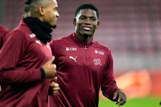 Fußball, WM Quali, Nationalteam Schweiz Training GENEVE SCHWEIZ, 20251114 Schweiziska anfallaren Breel Embolo med sina lagkamrater när det schweiziska herrlandslaget i fotboll tränar pa matcharenan, Stade de Geneve, inför VM-kval matchen mot Sverige imorgon. GENEVE SCHWEIZ x10050x *** GENEVA SWITZERLAND, 20251114 Swiss striker Breel Embolo with his teammates as the Swiss mens national soccer team trains at the Stade de Geneve ahead of their World Cup qualifier against Sweden tomorrow GENEVA SWITZERLAND x10050x  Copyright: xPontusxLundahl TTx SCHWEIZ FOTBOLLSLANDSLAG