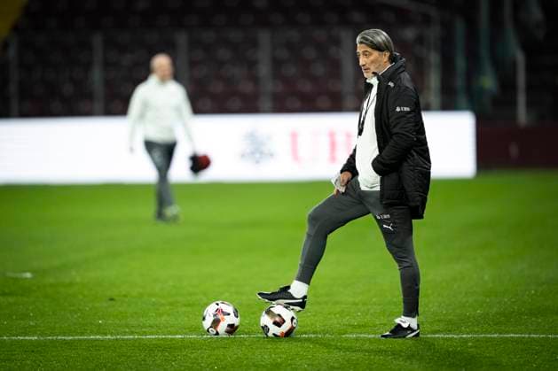 GENEVA SWITZERLAND, 20251114 Swiss national coach Murak Yakin as the Swiss mens national soccer team trains at the Stade de Geneve ahead of the World Cup qualifier against Sweden tomorrow GENEVA SWITZERLAND x10050x  Copyright: xPontusxLundahl TTx SCHWEIZ FOTBOLLSLANDSLAG