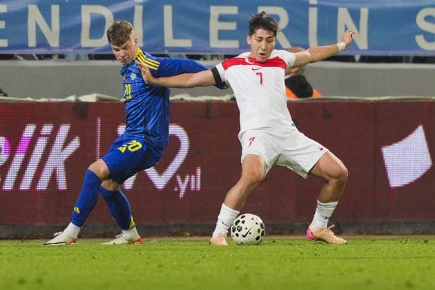 Fußball, U21 EM Quali, Türkei - Ukraine Turkiye U21, U 21 v Ukraine U21 - 2027 UEFA European Under-21 Championship Qualifiers ISTANBUL, TURKIYE - NOVEMBER 14: Emirhan Ilkhan (7) of Turkiye in action against Andrii Matkevyvh (20) of Ukraine during the 2027 UEFA European Under-21 Championship qualifying Group H match between Turkiye and Ukraine at Recep Tayyip Erdogan Stadium in Istanbul, Turkiye, on November 14, 2025. Adem Kutucu Anadolu Istanbul Turkey. Editorial use only. Please get in touch for any other usage.  Copyright: x2025xAnadoluxAdemxKutucux