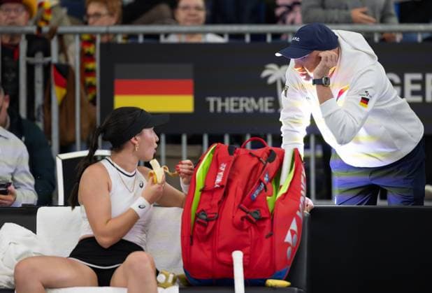 Billie Jean King Cup 2025 Play Offs, TC Ismaning, Munich, Germany, Team Germany, coach and father Vladimir talks to Eva Lys during the break in play Copyright: xJuergenxHasenkopfx