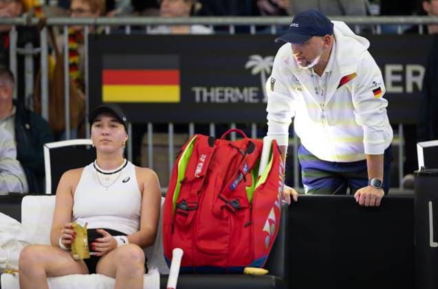 Billie Jean King Cup 2025 Play Offs, TC Ismaning, Munich, Germany, opening ceremony, Team Germany, Eva Lys sits on the bench during the break, coach and father Vladimir talks to Eva Lys during the break Copyright: xJuergenxHasenkopfx