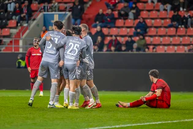 Ingolstadt, Germany 14 November 2025 Toto Cup 1 4 Final 2025 2026 FC Ingolstadt 04 vs SSV Jahn Regensburg In the picture in the Traube Goalscorer Benedikt Bauer SSV cheers with his teammates after his goal to 0 1, Audi Sportpark Bayern Copyright: xFotostandx xSchäferx