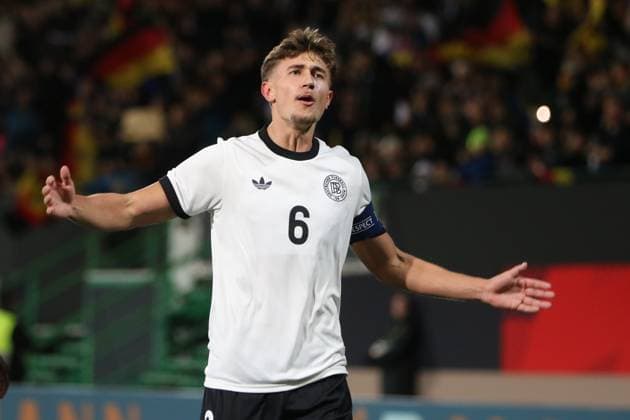 14 11 2025 Football Men U21 2025 2026 European Championship Qualification 6 Matchday Germany Malta Sportpark Ronhof I Thomas Sommer Fürth Goalscorer Tom Bischof D, 6 cheers on the crowd Fürth Bayern Germany