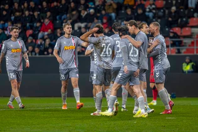 Ingolstadt, Germany 14 November 2025 Toto Cup 1 4 Final 2025 2026 FC Ingolstadt 04 vs SSV Jahn Regensburg In the picture in the Traube Goalscorer Benedikt Bauer SSV cheers with his teammates after his goal to 0 1, Audi Sportpark Bayern Copyright: xFotostandx xSchäferx