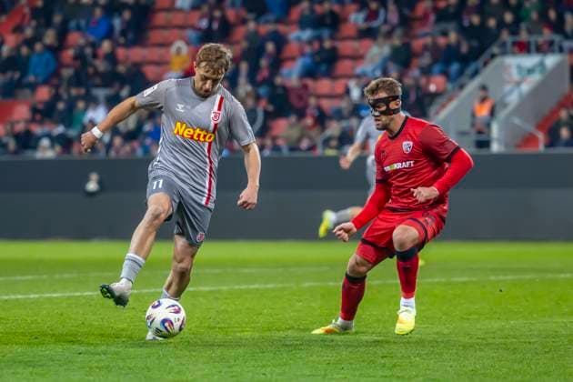 Ingolstadt, Germany 14 November 2025 Toto Cup 1 4 Final 2025 2026 FC Ingolstadt 04 vs SSV Jahn Regensburg In the picture from left in the duel Noel Eichinger SSV and Yannick Deichmann FCI Audi Sportpark Bayern Copyright: xFotostandx xSchäferx