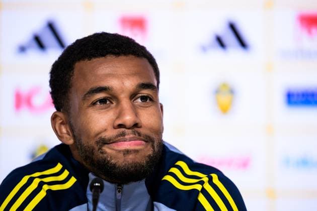 251114 Isak Hien of the Swedish national football team during a press conference on November 14, 2025 in Geneva Photo Joel Marklund BILDBYRAN kod JM JM0750 bbeng fotboll football soccer fotball vm kval fifa world cup qualifier presskonferens press conference sverige sweden sverige a  Copyright: JOELxMARKLUND BB251114JM044