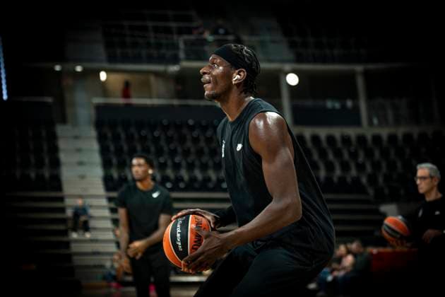 BASKETBALL : EuroLeague - LDLC ASVEL - Partizan Belgrade - Villeurbanne - 14 11 25 Isaac Bonga Ã l Ã chauffement avant le match LDLC ASVEL vs Partizan Belgrade Ã l™astroballe de Villeurbanne, le 14 11 2025. Photo Sandrine Thesillat PsNewZ  Copyright: xSandrinexThesillatx