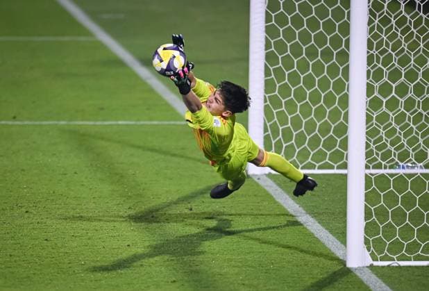 Soccer, Junior U 17 World Cup 2025 Doha Qatar Round of 16 14 11 2025 Match 73 Argentina Mexico Goalkeeper Santiago Lopez Mexico saves in penalty shootout and secures Mexico a place in the round of 16