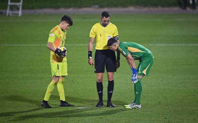 Football, Junior U 17 World Cup 2025 Doha Qatar Round of 16 14 11 2025 Match 73 Argentina Mexico Goalkeeper Santiago Lopez left, Mexico takes the last penalty kick, goalkeeper Alber Castelau right, Argentina and referee Andrea Colombo center, Italy