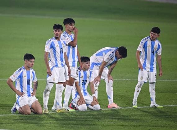 Football, Junior U 17 World Cup 2025 Doha Qatar Round of 16 14 11 2025 Match 73 Argentina Mexico Disappointment Argentina Uriel Ojeda, Armando Guener Borussia Moenchengladbach , Matias Satas, Gaston Bouhier, Fernando Closter and Misael Zalazar after losing on penalties