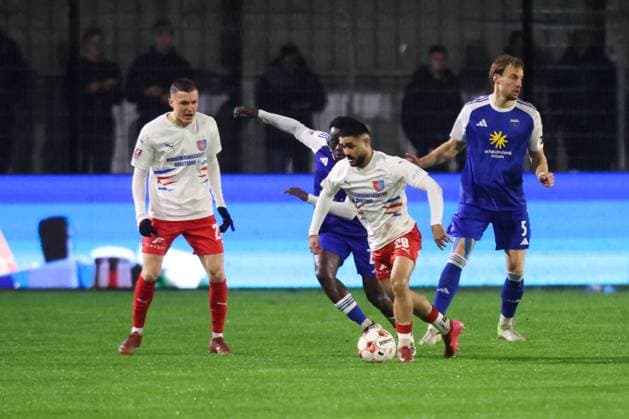 14 11 2025, Soccer, Men, Regionalliga Nord, Matchday 19, BSV Kickers Emden SV Drochtersen Assel Emanuel Adou blue 27 BSV Kickers Emden in duel with Allah Aid Hamid 29 SV Drochtersen Assel