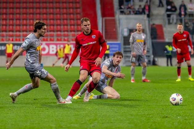 Ingolstadt, Germany 14 November 2025 Toto Cup 1 4 Final 2025 2026 FC Ingolstadt 04 vs SSV Jahn Regensburg In the picture from left in a duel Benedikt Bauer SSV and Simon Lorenz FCI Audi Sportpark Bayern Copyright: xFotostandx xSchäferx