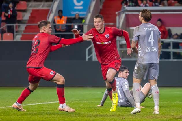 Ingolstadt, Germany 14 November 2025 Toto Cup 1 4 Final 2025 2026 FC Ingolstadt 04 vs SSV Jahn Regensburg In the picture 2 from left goal scorer Jonas Scholz FCI cheers with his teammates after his goal to 1 1, Audi Sportpark Bayern Copyright: xFotostandx xSchäferx