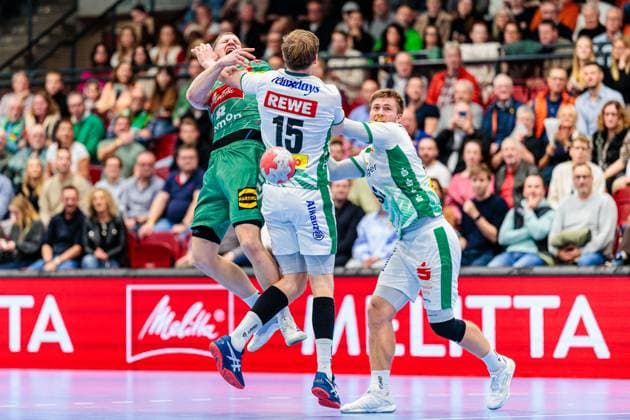v l Karolis Antanavicius GWD Minden, 08 , Adam Loenn SC DHfK Leipzig, 15 , Franz Semper SC DHfK Leipzig, 32 GER, GWD Minden vs SC DHfK Leipzig, Handball, 1 Bundesliga, Matchday 12, Season 2025 2026, 14 11 2025 GER, GWD Minden vs SC DHfK Leipzig, Handball, 1 Bundesliga, Matchday 12, Season 2025 2026, 14 11 2025 Luebbecke Copyright: xEibner-Pressefoto JanxRollingerx EP_JSK