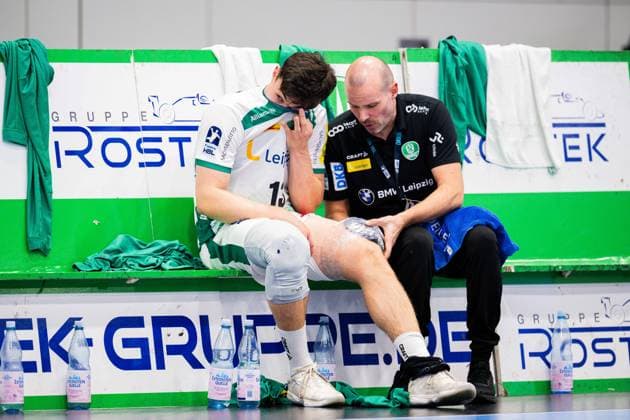 14 11 2025 Handball, 2025 2026, 1 Bundesliga, Matchday 12, GWD Minden SC DHfK Leipzig L Matej Klima Leipzig injured, Injury, Treatment