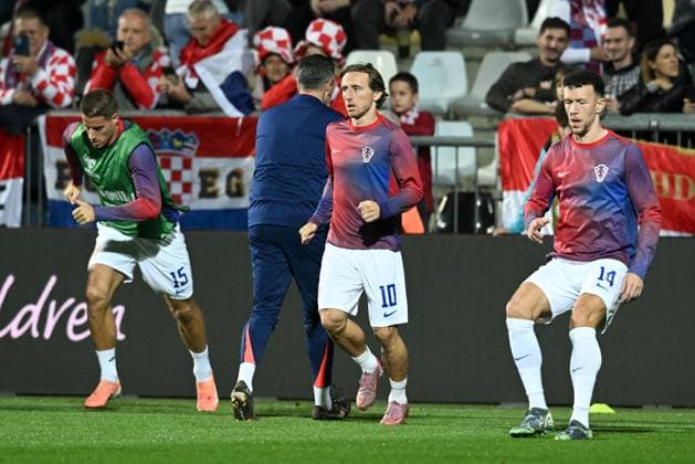 Fußball, WM Quali, Kroatien - Faröer Inseln Croatia v Faroe Islands - FIFA World Cup, WM, Weltmeisterschaft, Fussball 2026 Qualifier RIJEKA, CROATIA - NOVEMBER 14: Mario Pasalic, Luka Modric and Ivan Perisic of Croatia warms up prior to the FIFA World Cup 2026 qualifier match between Croatia and Faroe Islands at HNK Rijeka Stadium on November 14, 2025 in Rijeka, Croatia.  MarkoxLukunic PIXSELL