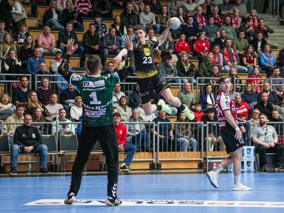 Jannes Krone HSC 2000 Coburg, 23 in jump shot against Kristian van der Merwe HSG Nordhorn Lingen, 01 HSG Nordhorn Lingen vs HSC 2000 Coburg, Handball, 2 Bundesliga, Matchday 11, Season 2025 2026, 14 11 2025 HSG Nordhorn Lingen vs HSC 2000 Coburg, Handball, 2 Bundesliga, Matchday 11, Season 2025 2026, 14 11 2025 Lingen Copyright: xEibner-Pressefoto DamianxKruczynx EP_DKI