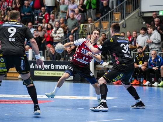 Tarek Marschall HSG Nordhorn Lingen, 11 dribbling against Nils Roller HSC 2000 Coburg, 30 HSG Nordhorn Lingen vs HSC 2000 Coburg, Handball, 2 Bundesliga, 11 match day, 2025 2026 season, 14 11 2025 HSG Nordhorn Lingen vs HSC 2000 Coburg, Handball, 2 Bundesliga, 11 match day, 2025 2026 season, 14 11 2025 Lingen Copyright: xEibner-Pressefoto DamianxKruczynx EP_DKI