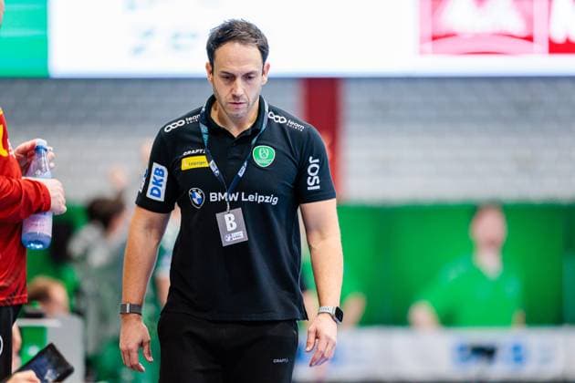 Raul Alonso SC DHfK Leipzig, Coach is disappointed dissatisfied GER, GWD Minden vs SC DHfK Leipzig, Handball, 1 Bundesliga, Matchday 12, Season 2025 2026, 14 11 2025 GER, GWD Minden vs SC DHfK Leipzig, Handball, 1 Bundesliga, Matchday 12, Season 2025 2026, 14 11 2025 Luebbecke Copyright: xEibner-Pressefoto JanxRollingerx EP_JSK