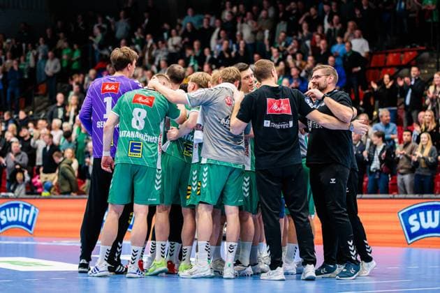 The GWD Minden team cheers after 32 26 victory GER, GWD Minden vs SC DHfK Leipzig, Handball, 1 Bundesliga, Matchday 12, Season 2025 2026, 14 11 2025 GER, GWD Minden vs SC DHfK Leipzig, Handball, 1 Bundesliga, Matchday 12, Season 2025 2026, 14 11 2025 Luebbecke Copyright: xEibner-Pressefoto JanxRollingerx EP_JSK