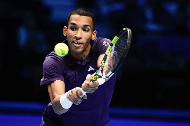 Canada s Felix Auger Aliassimereturns the ball to Germany s Alexander Zverev in the singles tennis match of the ATP, Tennis Herren World Tour Finals at the Inalpi Arena in Turin, Italy - Friday, Nov. 14, 2025. -  Copyright: xMarcoxAlpozzi LaPressex