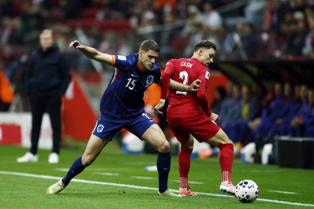 WARSAW - (L-R) Micky van de Ven of the Netherlands, Matty Cash of Poland during the World Cup qualifying match between Poland and the Netherlands at the PGE Narodowy Stadium on November 14, 2025, in Warsaw, Poland. ANP KOEN VAN WEEL FIFA 2026 World Cup Qualifier 2025-2026 xVIxANPxSportx xxANPxIVx 542119543 originalFilename: 542119543.jpg