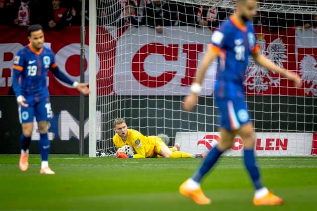 Netherlands goalkeeper Bart Verbruggen during the match FOOTBALL EUROPEAN QUALIFIERS POLAND NETHERLANDS at the PGE Narodowy National Stadium for the FIFA World Cup 2026 UEFA Qualifiers Group G Matchday 9 season 2025 2026 in WARSAW, Poland on 14 november 2025, photo by Stefan Koops EYE4images DeFodi Images