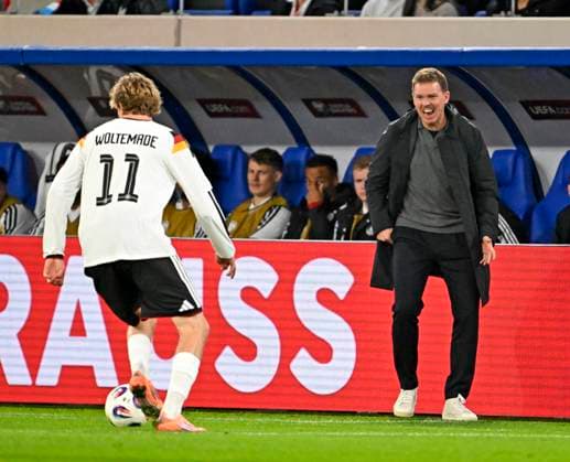 14 11 2025, Soccer World Cup Qualification Europe 2025 26, 9 Matchday, Luxembourg Germany, at Stade de Luxembourg Croix de Gasperich, Luxembourg , v l Nick Woltemade Germany is cheered on by national coach Julian Nagelsmann Germany
