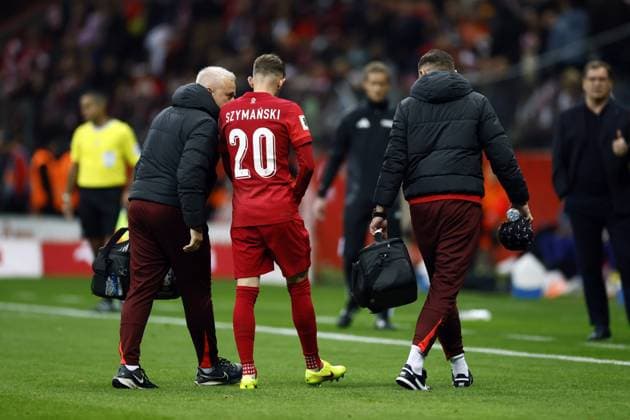 WARSAW - Sebastian Szymanski of Poland leaves the field injured during the World Cup qualifying match between Poland and the Netherlands at the PGE Narodowy Stadium on November 14, 2025, in Warsaw, Poland. ANP KOEN VAN WEEL FIFA 2026 World Cup Qualifier 2025-2026 xVIxANPxSportx xxANPxIVx 542119900 originalFilename: 542119900.jpg