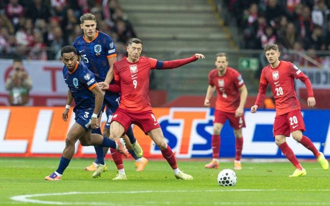World Cup 2026 European qualifiers: Poland vs Netherlands Jurrien Timber, Micky van de Ven, Robert Lewandowski during World Cup 2026 European qualifiers: Poland vs Netherlands match in Warsaw, Poland on November 14, 2025 Warsaw Poland  Copyright: xFotoxOlimpikx originalFilename:jastrzebowski-worldcup251114_npfpj.jpg