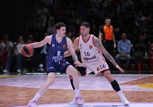 Anadolu Efes v Bayern Munich - EuroLeague ANTALYA, TURKIYE - NOVEMBER 14: Anadolu Efes player Sehmus Hazer (2) in action against Bayern Munich s Stefan Jovic (16) during the EuroLeague week 11 basketball game between Anadolu Efes and Bayern Munich at Antalya Sports Hall in Antalya, Turkiye, on November 14, 2025. Fatih Hepokur Anadolu Antalya Turkey. Editorial use only. Please get in touch for any other usage.  Copyright: x2025xAnadoluxFatihxHepokurx
