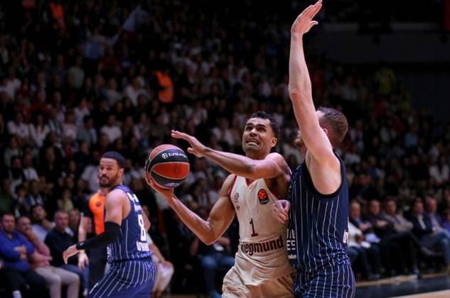 Anadolu Efes v Bayern Munich - EuroLeague ANTALYA, TURKIYE - NOVEMBER 14: Anadolu Efes player Rolands Smits (R) in action against Bayern Munich s Oscar da Silva (L) during the EuroLeague week 11 basketball game between Anadolu Efes and Bayern Munich at Antalya Sports Hall in Antalya, Turkiye, on November 14, 2025. Fatih Hepokur Anadolu Antalya Turkey. Editorial use only. Please get in touch for any other usage.  Copyright: x2025xAnadoluxFatihxHepokurx
