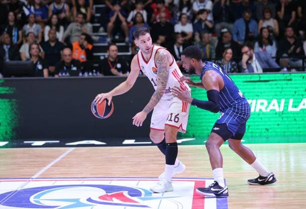 Anadolu Efes v Bayern Munich - EuroLeague ANTALYA, TURKIYE - NOVEMBER 14: Anadolu Efes player Jordan Loyd (R) in action against Bayern Munich s Stefan Jovic (16) during the EuroLeague week 11 basketball game between Anadolu Efes and Bayern Munich at Antalya Sports Hall in Antalya, Turkiye, on November 14, 2025. Fatih Hepokur Anadolu Antalya Turkey. Editorial use only. Please get in touch for any other usage.  Copyright: x2025xAnadoluxFatihxHepokurx