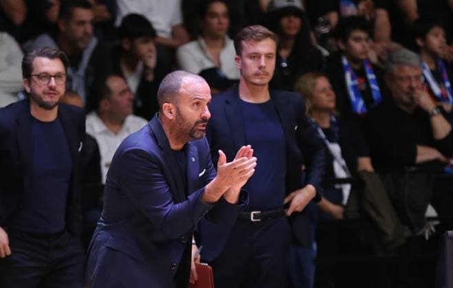 Anadolu Efes v Bayern Munich - EuroLeague ANTALYA, TURKIYE - NOVEMBER 14: Bayern Munich assistant coach T.J. Parker during the EuroLeague week 11 basketball game between Anadolu Efes and Bayern Munich at Antalya Sports Hall in Antalya, Turkiye, on November 14, 2025. Fatih Hepokur Anadolu Antalya Turkey. Editorial use only. Please get in touch for any other usage.  Copyright: x2025xAnadoluxFatihxHepokurx