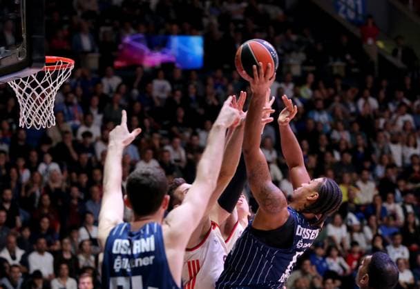 Anadolu Efes v Bayern Munich - EuroLeague ANTALYA, TURKIYE - NOVEMBER 14: Anadolu Efes player Isaia Cordinier (10) in action during the EuroLeague week 11 basketball game between Anadolu Efes and Bayern Munich at Antalya Sports Hall in Antalya, Turkiye, on November 14, 2025. Fatih Hepokur Anadolu Antalya Turkey. Editorial use only. Please get in touch for any other usage.  Copyright: x2025xAnadoluxFatihxHepokurx