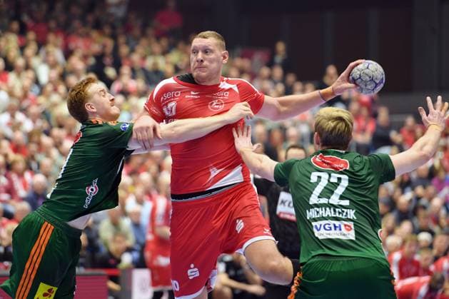 Dainis Kristopans MT Melsungen 10 on the ball Lukas Stutzke TSV Hannover Burgdorf 39 L , Marian Michalczik TSV Hannover Burgdorf 22 , GER, MT Melsungen TSV Hannover Burgdorf, Handball, 1 Bundesliga, Matchday 12, Season 2025 2026, 14 11 2025, GER, MT Melsungen TSV Hannover Burgdorf, Handball, 1 Bundesliga, Matchday 12, Season 2025 2026, 14 11 2025 Kassel Copyright: xEibner-Pressefotox xRolandxSippex EP_RSL