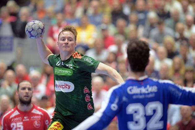 August Baskar Pedersen TSV Hannover Burgdorf 17 on throw Kristof Palasics Goalkeeper MT Melsungen 32 , Olle Forsell Schefvert MT Melsungen 25 L , GER, MT Melsungen TSV Hannover Burgdorf, Handball, 1 Bundesliga, Matchday 12, Season 2025 2026, 14 11 2025, GER, MT Melsungen TSV Hannover Burgdorf, Handball, 1 Bundesliga, Matchday 12, Season 2025 2026, 14 11 2025 Kassel Copyright: xEibner-Pressefotox xRolandxSippex EP_RSL